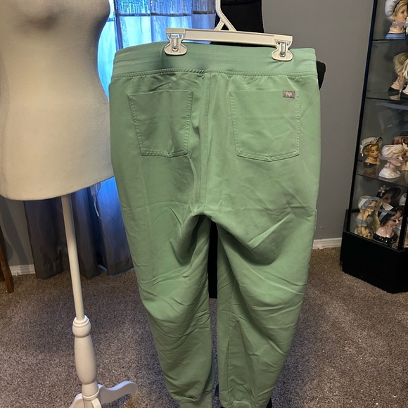 Women's Green Pants & Top Scrub top - Picture 9 of 11
